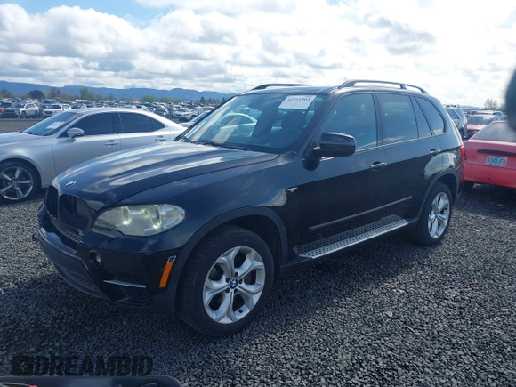 2013 BMW X5 xDrive50i z VIN 5UXZV8C51DL426944, wystawiony jako IAAI lot #41911303 z przebiegiem 106 266 mil mil oraz . Historia ofert i sprzedaży dostępna na DreamBid. Obrazek 17.