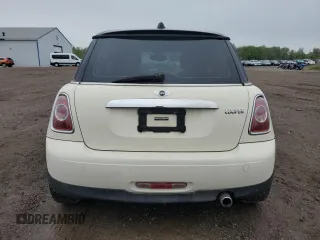 2011 MINI Hardtop z VIN WMWSU3C56BT096298, wystawiony jako Copart lot #55764375 z przebiegiem 141 499 mil mil oraz Szkody całkowita. Historia ofert i sprzedaży dostępna na DreamBid. Obrazek 6.