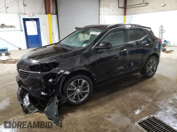 2021 Buick Encore GX Essence z VIN KL4MMGSL8MB138024, wystawiony jako Copart lot #48234935 z przebiegiem 48 960 mil mil oraz Szkoda całkowita • Salvage title. Historia ofert i sprzedaży dostępna na DreamBid. Obrazek 1.