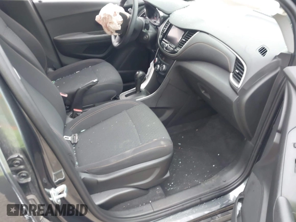 2020 Chevrolet Trax LS z VIN 3GNCJKSB3LL169352, wystawiony jako IAAI lot #42265216 z przebiegiem 19 926 mil mil oraz . Historia ofert i sprzedaży dostępna na DreamBid. Obrazek 5.