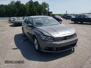 2017 Volkswagen Passat S z VIN 1VWAT7A38HC056059, wystawiony jako Copart lot #57657135 z przebiegiem 117 504 mil mil oraz Szkoda całkowita • Salvage title. Historia ofert i sprzedaży dostępna na DreamBid. Obrazek 13.