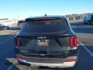 2024 Kia Sorento LX z VIN 5XYRG4JC5RG274627, wystawiony jako IAAI lot #41646967 z przebiegiem 23 440 mil mil oraz . Historia ofert i sprzedaży dostępna na DreamBid. Obrazek 16.