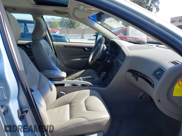 2001 Volvo V70 with VIN YV1SZ58D211035597, listed as a IAAI auction lot 41960219 with 176,757 mi miles. Bid and sale history available at carsss.com. Image 5.
