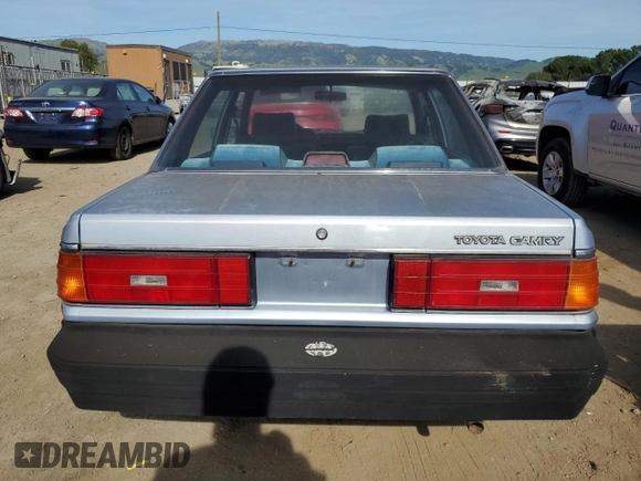 1986 Toyota Camry z VIN JT2SV12E3G6021210, wystawiony jako Copart lot #49623985 z przebiegiem 144 064 mil mil oraz Czysty tytuł • Clean title. Historia ofert i sprzedaży dostępna na DreamBid. Obrazek 6.
