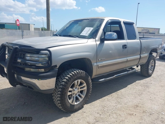 2000 Chevrolet Silverado 1500 Classic Work Truck with VIN 1GCEK19V5YE264057, listed as a IAAI auction lot 41951426 with 251,674 mi miles. Bid and sale history available at carsss.com. Image 18.