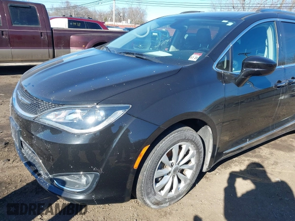 2018 Chrysler Pacifica Touring L z VIN 2C4RC1BG2JR114345, wystawiony jako IAAI lot #41629088 z przebiegiem 114 682 mil mil oraz . Historia ofert i sprzedaży dostępna na DreamBid. Obrazek 6.