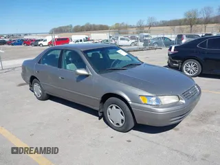 1999 Toyota Camry LE z VIN 4T1BG22K0XU521099, wystawiony jako IAAI lot #42043339 z przebiegiem 199 231 mil mil oraz . Historia ofert i sprzedaży dostępna na DreamBid. Obrazek 1.