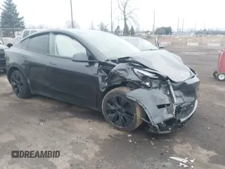 2025 Tesla Model Y Long Range z VIN 7SAYGDED5SF262735, wystawiony jako IAAI lot #41834779 z przebiegiem Nie podano mil oraz . Historia ofert i sprzedaży dostępna na DreamBid. Obrazek 1.
