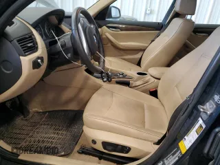 2013 BMW X1 xDrive28i z VIN WBAVL1C59DVR90212, wystawiony jako Copart lot #55884405 z przebiegiem 92 613 mil mil oraz Czysty tytuł • Clean title. Historia ofert i sprzedaży dostępna na DreamBid. Obrazek 7.