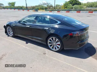 2013 Tesla Model S z VIN 5YJSA1CG0DFP17932, wystawiony jako IAAI lot #42212413 z przebiegiem 76 214 mil mil oraz . Historia ofert i sprzedaży dostępna na DreamBid. Obrazek 3.