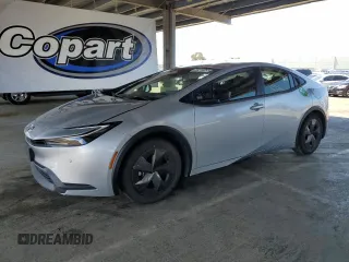 2024 Toyota Prius LE z VIN JTDACAAU8R3019538, wystawiony jako Copart lot #56960185 z przebiegiem 33 490 mil mil oraz Szkoda całkowita • Salvage title. Historia ofert i sprzedaży dostępna na DreamBid. Obrazek 1.