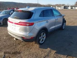 2017 Lincoln MKC Premiere z VIN 5LMCJ1D93HUL62135, wystawiony jako IAAI lot #41772908 z przebiegiem 110 849 mil mil oraz . Historia ofert i sprzedaży dostępna na DreamBid. Obrazek 4.