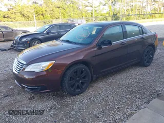 2013 Chrysler 200 Touring z VIN 1C3CCBBB7DN549447, wystawiony jako IAAI lot #42237639 z przebiegiem 145 307 mil mil oraz . Historia ofert i sprzedaży dostępna na DreamBid. Obrazek 2.