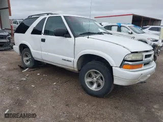 2002 Chevrolet Blazer LS with VIN 1GNCS18W42K105497, listed as a IAAI auction lot 41572072 with 142,486 mi miles. Bid and sale history available at carsss.com. Image 1.