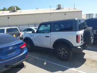 2021 Ford Bronco z VIN 1FMDE5AP9MLA72598, wystawiony jako IAAI lot #42153810 z przebiegiem 45 694 mil mil oraz . Historia ofert i sprzedaży dostępna na DreamBid. Obrazek 14.