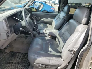 1998 GMC Suburban with VIN 1GKFK16RXWJ721305, listed as a Copart auction lot 64112165 with 197,756 mi miles and Clean title. Bid and sale history available at DreamBid. Image 7.