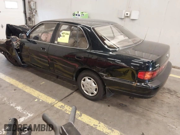 1994 Toyota Camry LE with VIN JT2SK12E3R0207215, listed as a IAAI auction lot 41788670 with 124,010 mi miles. Bid and sale history available at carsss.com. Image 3.