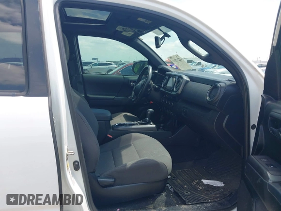 2017 Toyota Tacoma SR5 z VIN 5TFCZ5AN9HX070030, wystawiony jako IAAI lot #42212141 z przebiegiem 92 291 mil mil oraz . Historia ofert i sprzedaży dostępna na DreamBid. Obrazek 5.