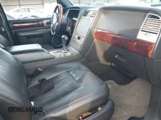 2006 Lincoln Navigator Luxury with VIN 5LMFU27506LJ23826, listed as a IAAI auction lot 41282180 with 195,184 mi miles. Bid and sale history available at carsss.com. Image 5.