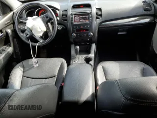2013 Kia Sorento SX z VIN 5XYKWDA22DG389884, wystawiony jako Copart lot #58813735 z przebiegiem 101 567 mil mil oraz Szkoda całkowita • Salvage title. Historia ofert i sprzedaży dostępna na DreamBid. Obrazek 8.