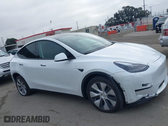 2024 Tesla Model Y Long Range with VIN 7SAYGDEEXRF059620, listed as a IAAI auction lot 42190425 with 16,682 mi miles. Bid and sale history available at carsss.com. Image 13.
