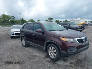 2011 Kia Sorento LX z VIN 5XYKT3A19BG088004, wystawiony jako IAAI lot #42802042 z przebiegiem 92 930 mil mil oraz . Historia ofert i sprzedaży dostępna na DreamBid. Obrazek 1.