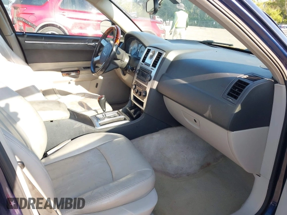2005 Chrysler 300 300C AWD z VIN 2C3AK63H05H672425, wystawiony jako IAAI lot #42224241 z przebiegiem 143 185 mil mil oraz . Historia ofert i sprzedaży dostępna na DreamBid. Obrazek 5.