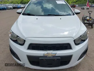 2015 Chevrolet Sonic LT z VIN 1G1JC5SH9F4112916, wystawiony jako IAAI lot #42265726 z przebiegiem 116 452 mil mil oraz . Historia ofert i sprzedaży dostępna na DreamBid. Obrazek 6.