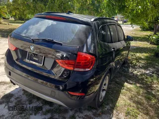 2014 BMW X1 sDrive28i z VIN WBAVM1C58EVW47891, wystawiony jako Copart lot #54916005 z przebiegiem 120 000 mil mil oraz Czysty tytuł • Clean title. Historia ofert i sprzedaży dostępna na DreamBid. Obrazek 4.