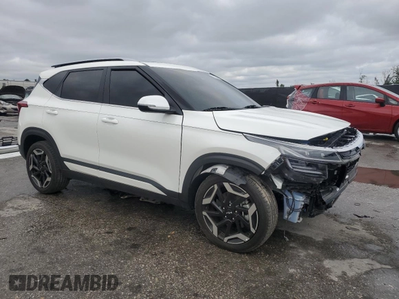 2024 Kia Seltos SX z VIN KNDETCA71R7553593, wystawiony jako Copart lot #51286435 z przebiegiem 23 644 mil mil oraz Szkoda całkowita • Salvage title. Historia ofert i sprzedaży dostępna na DreamBid. Obrazek 4.