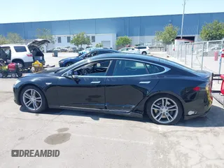 2013 Tesla Model S Performance z VIN 5YJSA1CP6DFP08779, wystawiony jako IAAI lot #42172960 z przebiegiem 136 450 mil mil oraz . Historia ofert i sprzedaży dostępna na DreamBid. Obrazek 14.