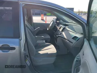 2013 Toyota Sienna L z VIN 5TDZK3DC2DS321418, wystawiony jako IAAI lot #42095972 z przebiegiem 189 688 mil mil oraz . Historia ofert i sprzedaży dostępna na DreamBid. Obrazek 5.