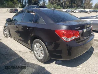 2015 Chevrolet Cruze LS z VIN 1G1PA5SG2F7278331, wystawiony jako Copart lot #52380075 z przebiegiem 138 848 mil mil oraz Szkoda całkowita • Salvage title. Historia ofert i sprzedaży dostępna na DreamBid. Obrazek 2.