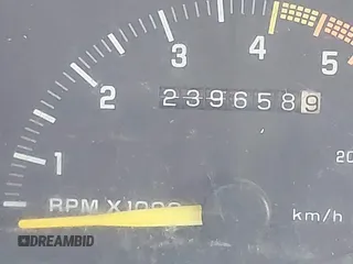 1992 GMC Sierra 1500 z VIN 2GTEK19K1N1520018, wystawiony jako IAAI lot #42116679 z przebiegiem 239 658 mil mil oraz . Historia ofert i sprzedaży dostępna na DreamBid. Obrazek 7.