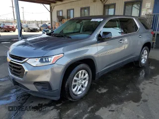 2020 Chevrolet Traverse LS z VIN 1GNERFKW0LJ211480, wystawiony jako Copart lot #57071175 z przebiegiem 62 448 mil mil oraz Szkoda całkowita • Salvage title. Historia ofert i sprzedaży dostępna na DreamBid. Obrazek 1.