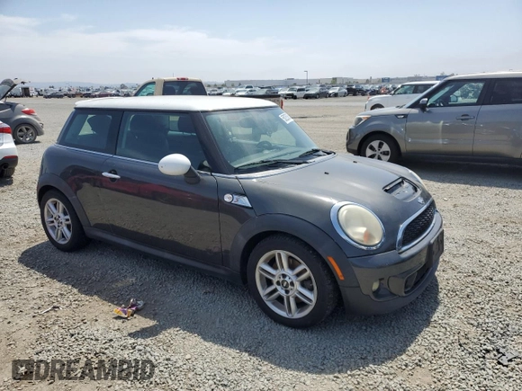 2011 MINI Hardtop S z VIN WMWSV3C50BTY11900, wystawiony jako Copart lot #58225085 z przebiegiem 145 168 mil mil oraz Tytuł czysty. Historia ofert i sprzedaży dostępna na DreamBid. Obrazek 4.