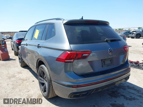 2023 Volkswagen Tiguan SE R-Line Black z VIN 3VVCB7AX1PM057201, wystawiony jako IAAI lot #41977239 z przebiegiem 84 840 mil mil oraz . Historia ofert i sprzedaży dostępna na DreamBid. Obrazek 3.