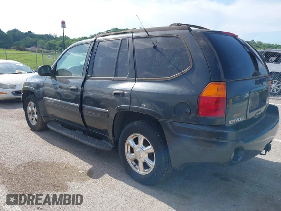 2003 GMC Envoy SLE z VIN 1GKDT13S832272692, wystawiony jako IAAI lot #42289095 z przebiegiem 215 210 mil mil oraz . Historia ofert i sprzedaży dostępna na DreamBid. Obrazek 3.
