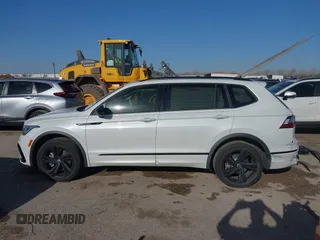 2024 Volkswagen Tiguan SE R-Line Black with VIN 3VVCB7AX0RM099863, listed as a IAAI auction lot 41851884 with 14,091 mi miles and . Bid and sale history available at DreamBid. Image 14.