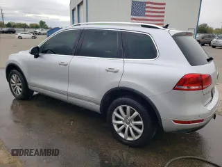 2012 Volkswagen Touareg Sport с VIN WVGFF9BP6CD001833, выставлен на аукционе Copart как лот 54188355 с пробегом 126 272 миль миль и Чистый • Clean title. История ставок и продаж доступна на DreamBid. Изображение 2.