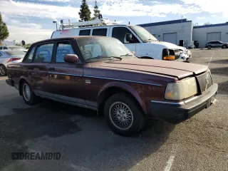 1993 Volvo 240 z VIN YV1AS8801P1487953, wystawiony jako Copart lot #77392634 z przebiegiem 270 844 mil mil oraz Szkody całkowita. Historia ofert i sprzedaży dostępna na DreamBid. Obrazek 4.