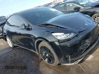 2023 Tesla Model Y Long Range z VIN 7SAYGAEE5PF603128, wystawiony jako IAAI lot #41328797 z przebiegiem 63 527 mil mil oraz . Historia ofert i sprzedaży dostępna na DreamBid. Obrazek 1.