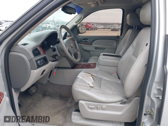 2011 Chevrolet Tahoe LTZ z VIN 1GNSCCE06BR110406, wystawiony jako IAAI lot #41611756 z przebiegiem 162 215 mil mil oraz . Historia ofert i sprzedaży dostępna na DreamBid. Obrazek 17.