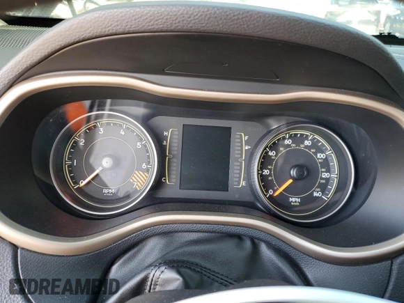 2015 Jeep Cherokee Sport z VIN 1C4PJLAB6FW580387, wystawiony jako Copart lot #50241815 z przebiegiem 99 999 mil mil oraz Czysty tytuł • Clean title. Historia ofert i sprzedaży dostępna na DreamBid. Obrazek 9.