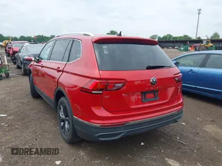 2022 Volkswagen Tiguan SE z VIN 3VV2B7AX0NM020942, wystawiony jako IAAI lot #42475302 z przebiegiem 26 353 mil mil oraz . Historia ofert i sprzedaży dostępna na DreamBid. Obrazek 16.