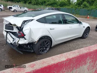 2019 Tesla Model 3 Mid Range z VIN 5YJ3E1EA7KF299755, wystawiony jako IAAI lot #42354352 z przebiegiem Nie podano mil oraz . Historia ofert i sprzedaży dostępna na DreamBid. Obrazek 4.