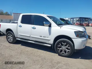 2005 Nissan Titan SE z VIN 1N6BA07A25N574305, wystawiony jako IAAI lot #41783053 z przebiegiem 173 207 mil mil oraz . Historia ofert i sprzedaży dostępna na DreamBid. Obrazek 1.