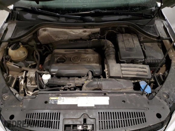 2013 Volkswagen Tiguan SE z VIN WVGBV3AX2DW559247, wystawiony jako Copart lot #57121375 z przebiegiem 171 171 mil mil oraz Czysty tytuł • Clean title. Historia ofert i sprzedaży dostępna na DreamBid. Obrazek 12.