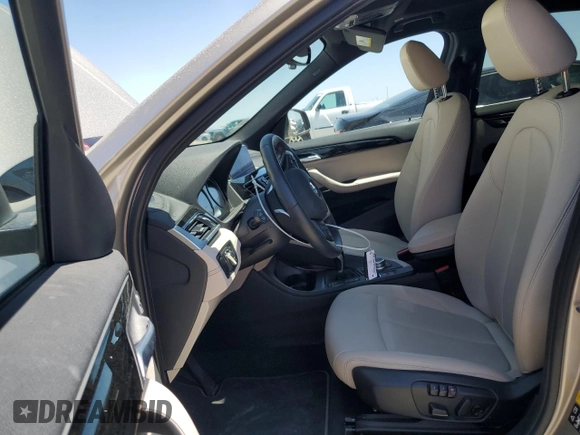 2022 BMW X1 xDrive28i z VIN WBXJG9C0XN5V40453, wystawiony jako Copart lot #56698705 z przebiegiem 31 091 mil mil oraz Szkoda całkowita • Salvage title. Historia ofert i sprzedaży dostępna na DreamBid. Obrazek 7.