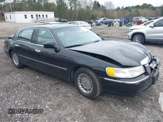 2001 Lincoln Town Car Cartier L z VIN 1LNHM85W11Y648920, wystawiony jako IAAI lot #41871700 z przebiegiem 164 430 mil mil oraz . Historia ofert i sprzedaży dostępna na DreamBid. Obrazek 1.